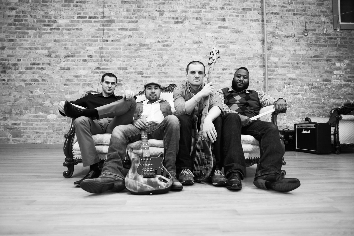 CrashDiveMusic's tweet photo. We r @silvieslounge tomorrow 10pm with 2 killer groups Rolling Clones &amp; @sunkensummer! #chicago #rock21 #crashdive https://t.co/QyyibaiFza