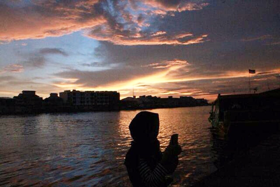 viniwidiasari's tweet photo. sendiri menunggu, hingga datangnya senja https://t.co/D1lUJ1EY7y