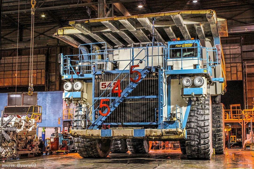 Haul Truck di area tambang PTFI. Memiliki diameter roda lebih dari 4 meter &amp; tinggi mencapai 10 meter. #InfoTambang