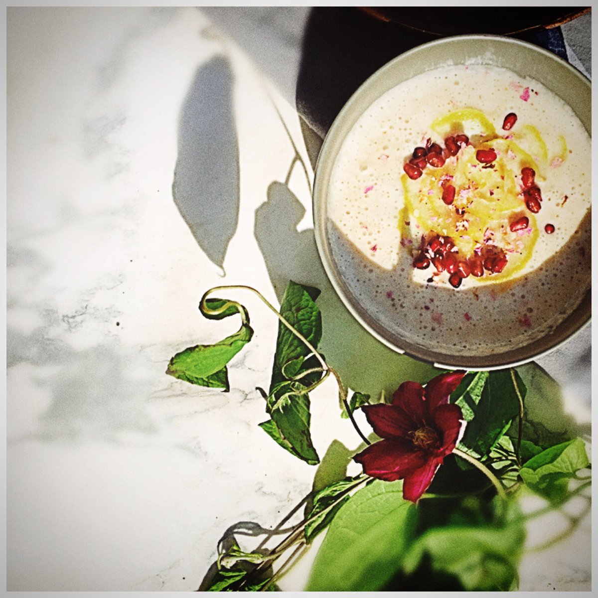 KipfiSuzanda's tweet photo. Cashemilk, frozen nana,lemon smoothie, sprinkled with rose salt, topped with pomegranate 🍋🍋 Deliciously refreshing ! https://t.co/SbkUjeQ0tZ