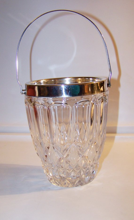 AntiquesAtl's tweet photo. Vintage Glass Ice Bucket
https://t.co/ZbmJMMiKpU
#IceBucket #BarGlassware #AntiquesAtlanta #Barware #Cocktails #Etsy https://t.co/O9uprypB2p