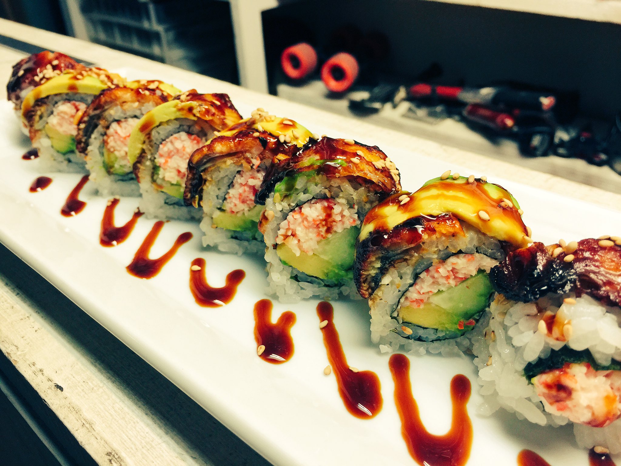 マリブ カリフォルニアロールにうなぎの蒲焼とアボカドのせてみたドラゴンロールよろしく T Co Kieidgvqlh Twitter