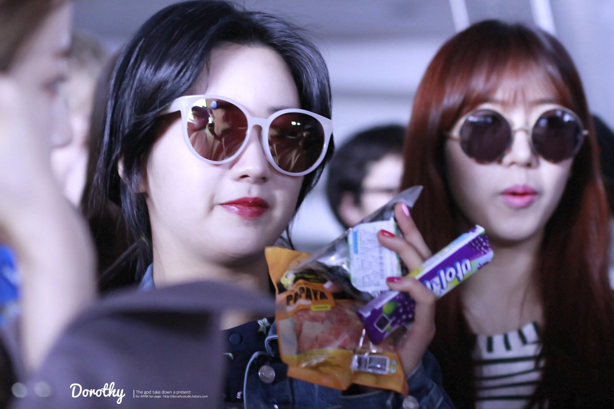 160318 인천공항 입국 업로드
#초롱(<a href="/Apinkpcr/">박초롱</a>) #보미(<a href="/Apinkbm/">윤보미</a>)

(dorothystudio.tistory.com)