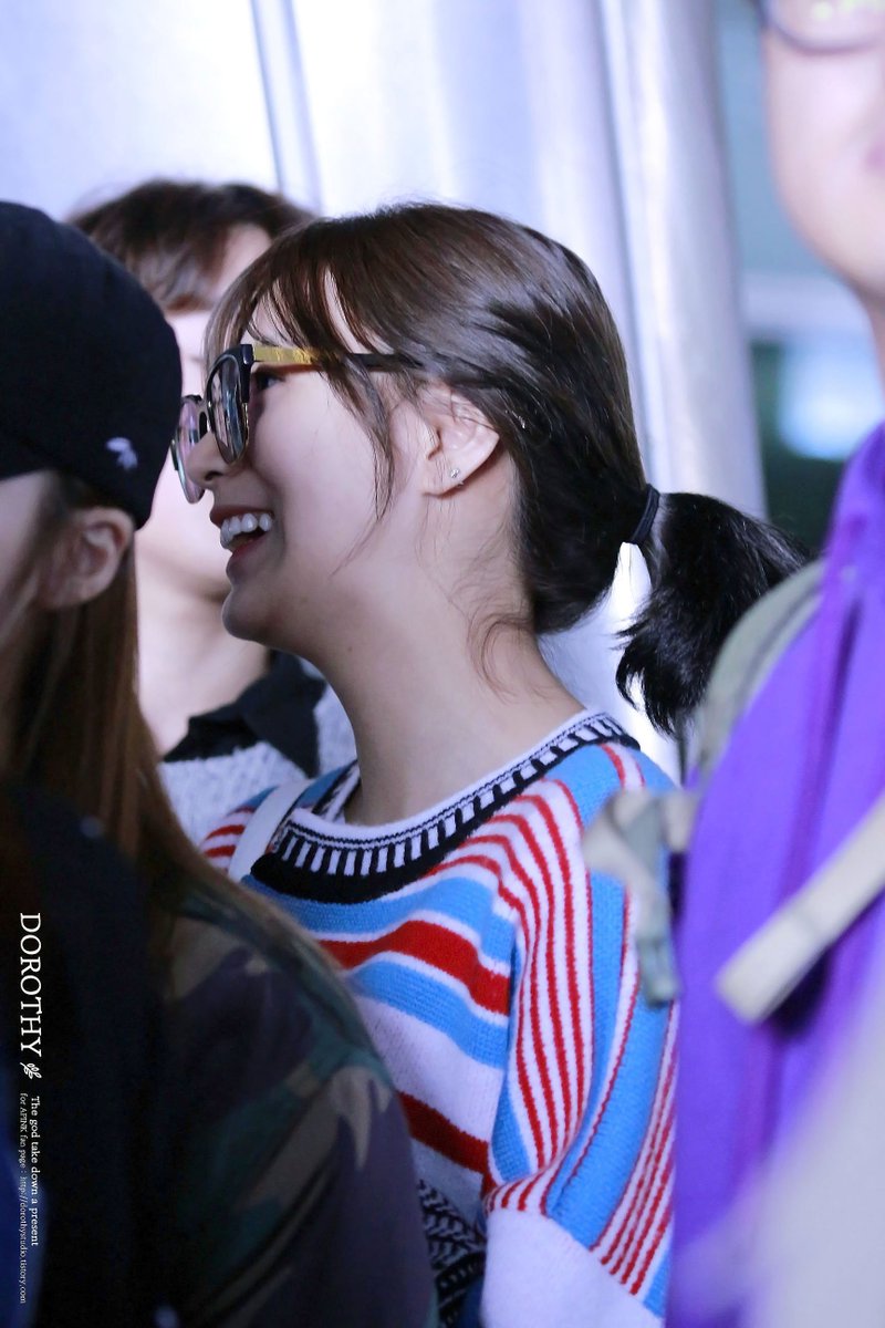 160318 인천공항 입국 업로드
#은지(<a href="/Apinkjej/">정은지</a>) #남주(<a href="/APINKKNJ/">김남주</a>) #하영(<a href="/Apinkohy/">오하영</a>)

(dorothystudio.tistory.com)