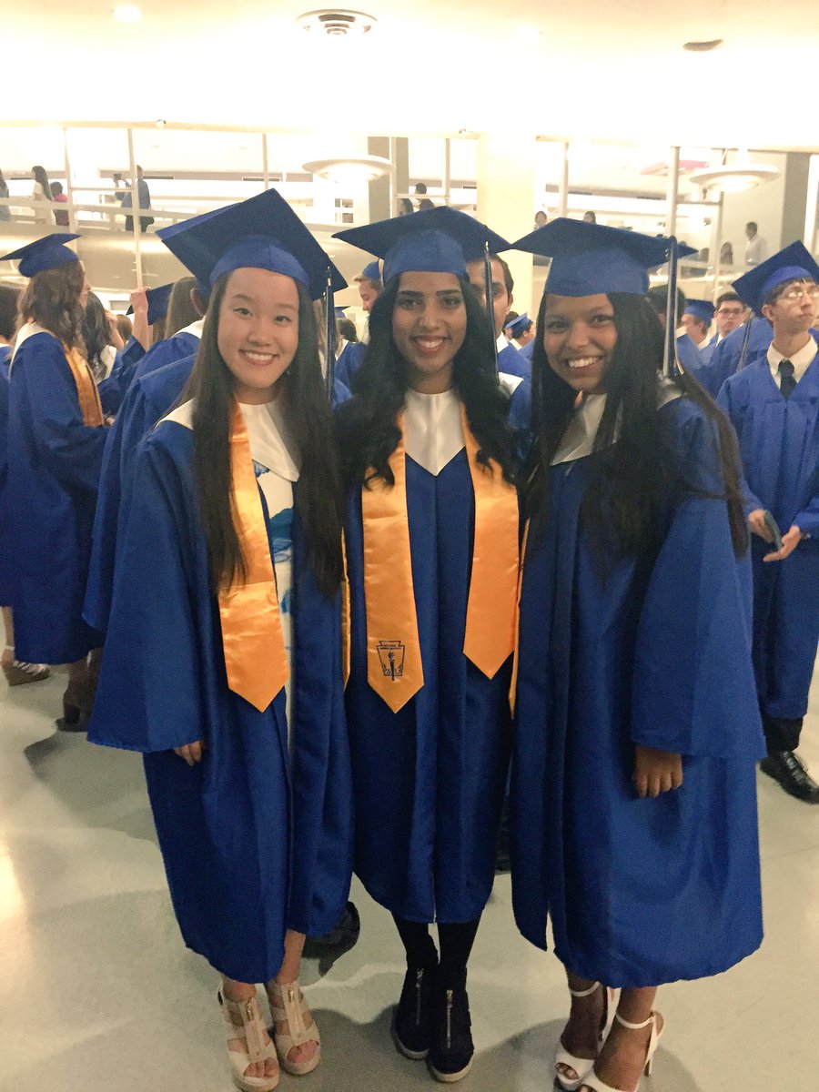 ushie712's tweet photo. *dora voice* we did it YAY 🎓🐺 https://t.co/Erp0j4sJRG