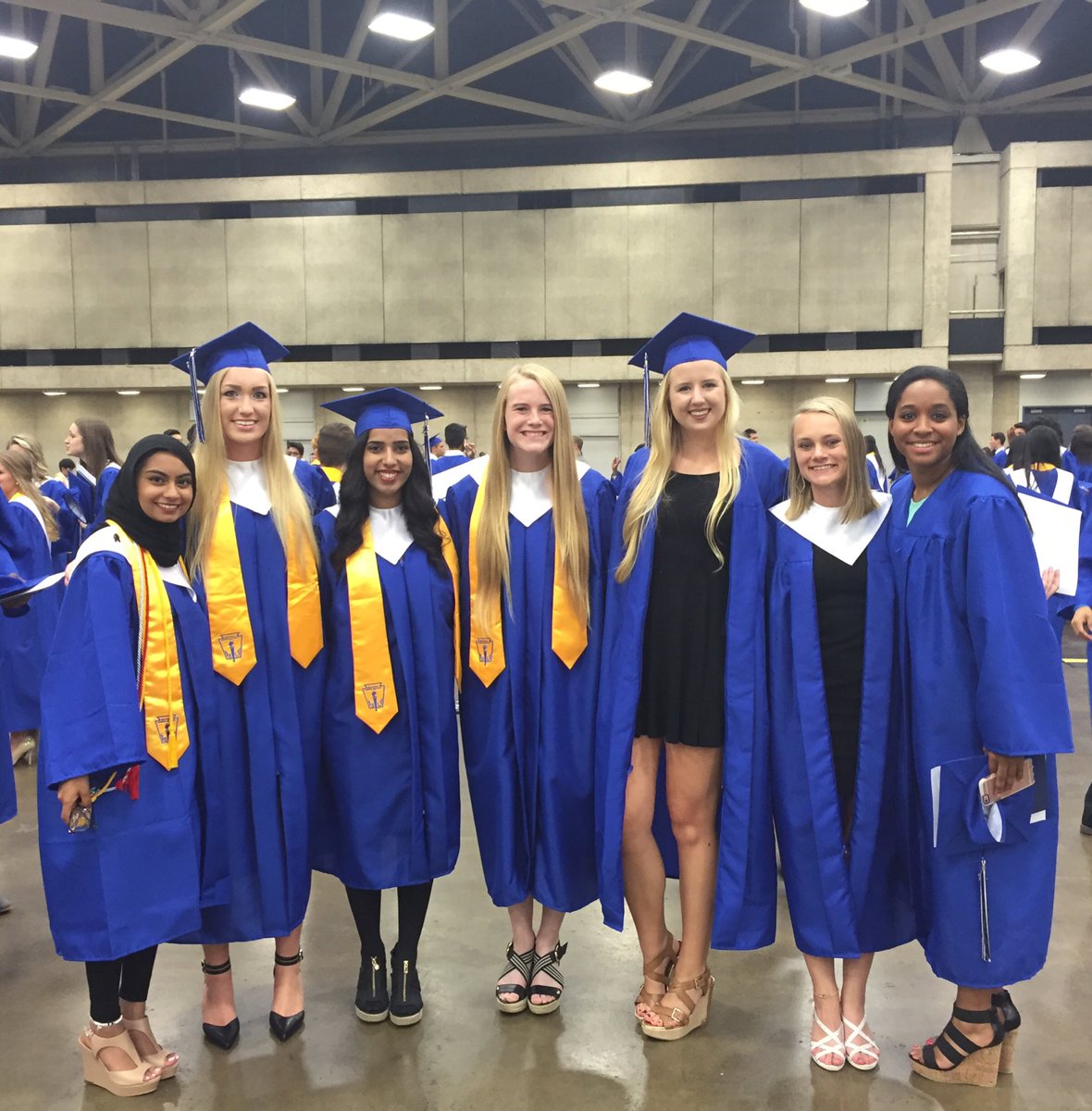 ushie712's tweet photo. *dora voice* we did it YAY 🎓🐺 https://t.co/Erp0j4sJRG