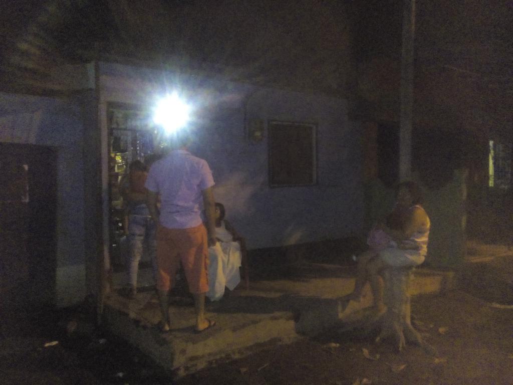 RedLeonJs's tweet photo. #ReporteRED 
Familias de León se encuentran en las afuera de su casa por posibles réplicas https://t.co/jWhUb3GBA0
