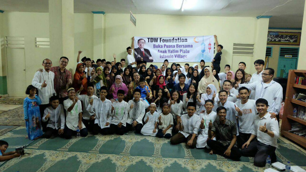 TungDW's tweet photo. Bukber Kemarin Sore :)
Semakin Banyak Memberi Semakin Banyak Menerima #TDW.  
Follow IG Official @tungdw_official https://t.co/ht29j4CzCX