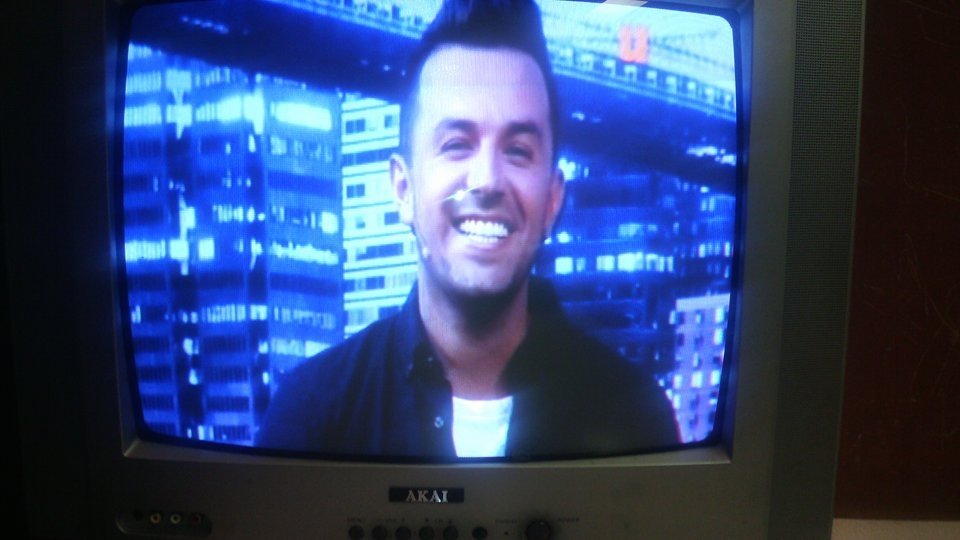Ay9016's tweet photo. Viendo a @DGamboaMusic en @AmordidasTV @silviaolmedo@ConsueloDuval @PAULSTANLEYD 😍 #DiegoGamboa #MilManerasDeAmar 🙊 https://t.co/J1dnLw7Omk