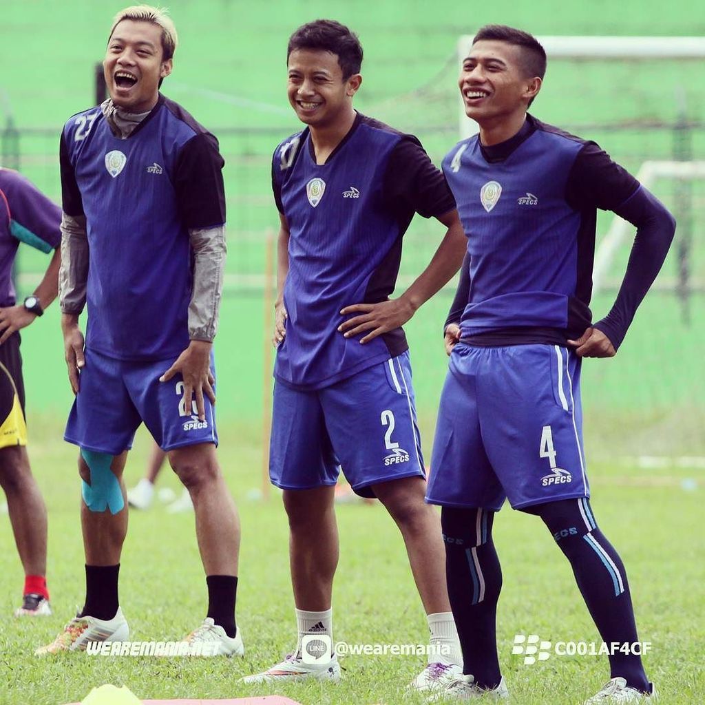 we_aremania's tweet photo. Arema berkekuatan 18 pemain ke Makassar #AremaPlayer #Wearemania #Aremania #PSM https://t.co/KmlvOrbSCm
