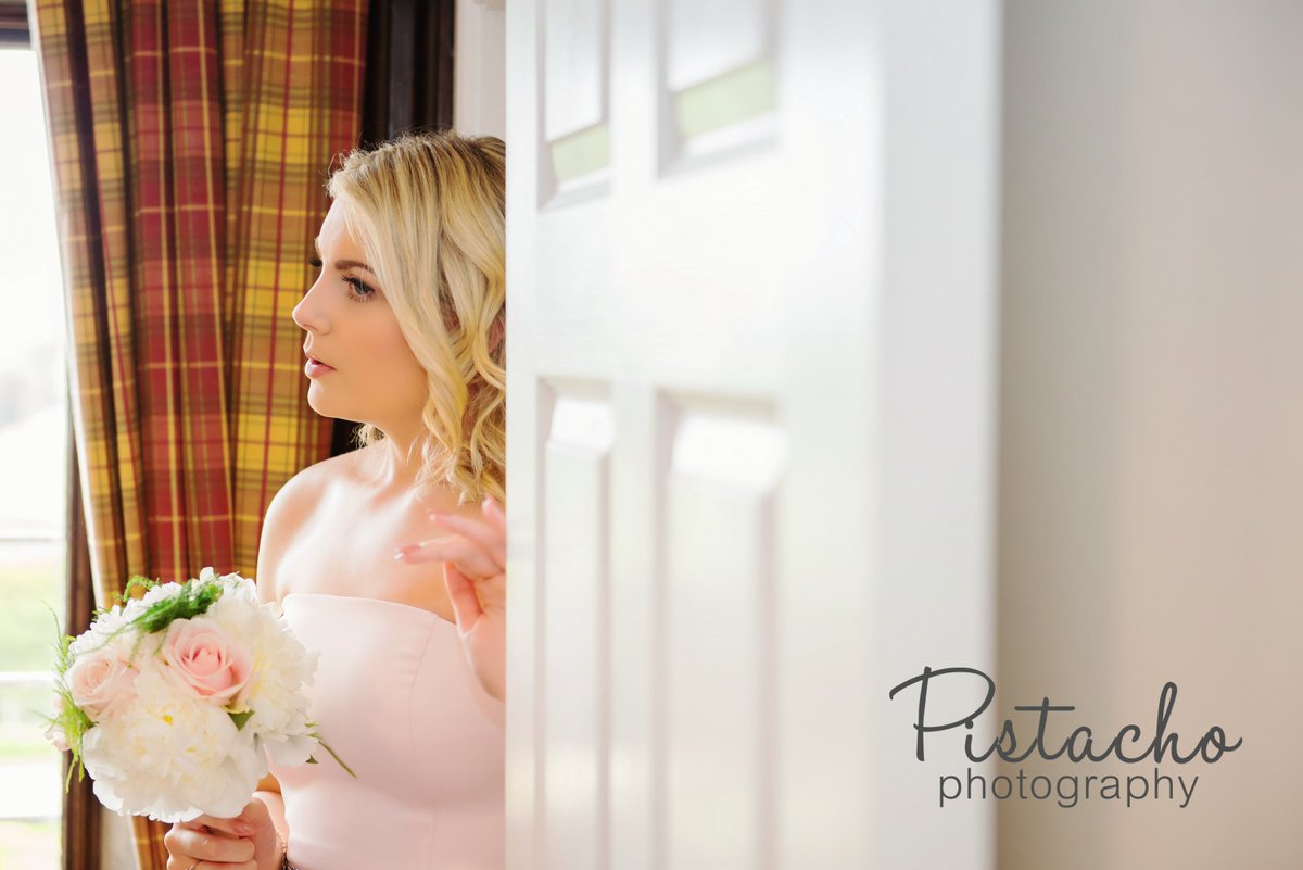 PistachoPhoto's tweet photo. Bridesmaid #bridesmaide #wedding #countryside #England #flowers #bouquet #UK #luxurywedding #surrey #art @FroylePark https://t.co/OqzEHS96z6