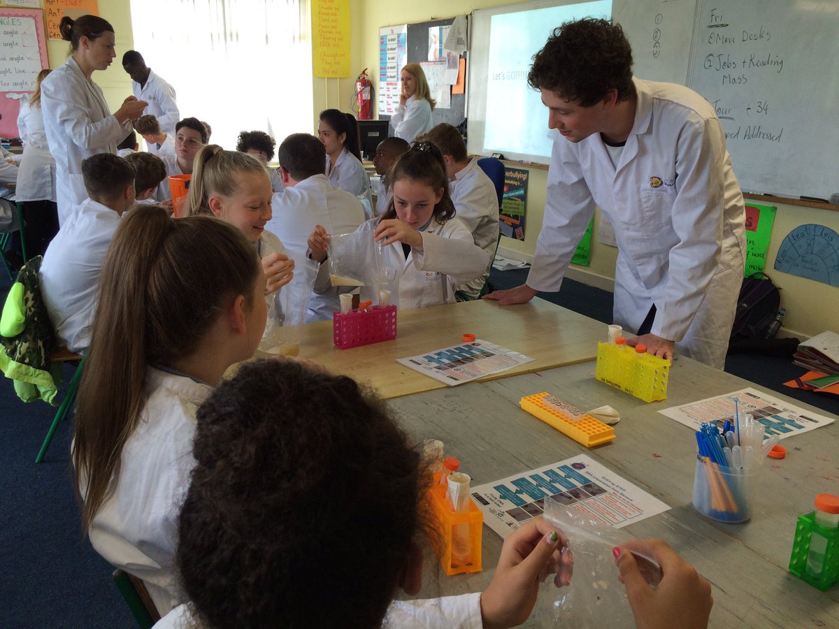 Cellexplorers's tweet image. Ciaran is back in #stoliverplunkettns where he studied not long ago! #sciencerolemodel #sciencerising @SFIdiscover