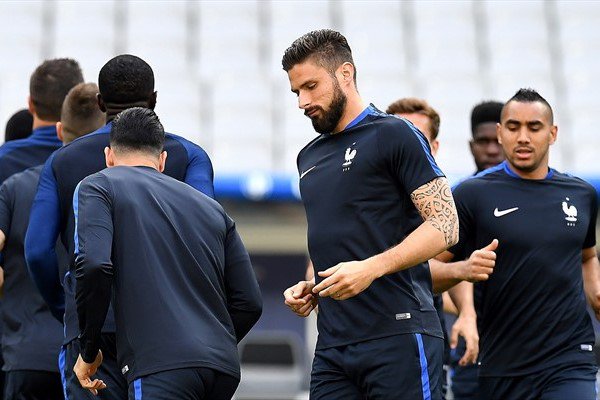 EURO2024FRA's tweet photo. #EURO2016 C'est le Jour J pour l'@equipedefrance !!! 
📺 21 heures sur @TF1 
#FRAROU 
#LeRendezVous
#FiersdetreBleus https://t.co/QYsHg6YGOs