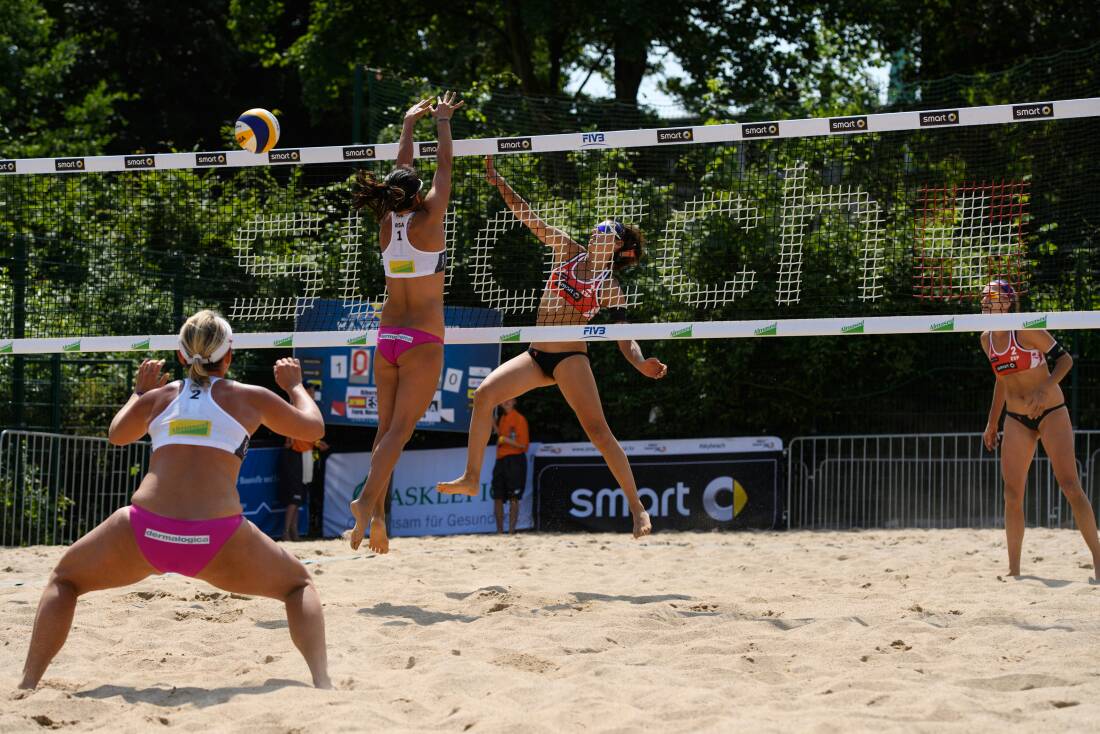 beachLuSim's tweet photo. Action shot of our game against Spain. #Beachvolleyball #swatchmajorseries #hamburgmajor #dermalogicasa #vitacocoza https://t.co/gwn5jRVOIz