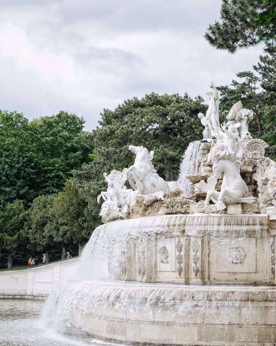 TheAmeStory's tweet photo. Meet the crown of #Schönbrunn #palace #vienna #austria #summer #wanderlust https://t.co/zwDQwQs4g2