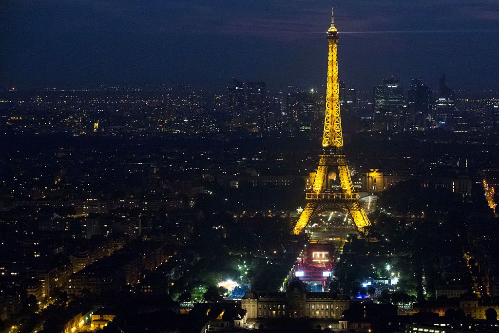 UEFAEURO's tweet photo. The Eiffel Tower lit up during @davidguetta's concert last night! #EURO2016 https://t.co/qv7GyWtNUS