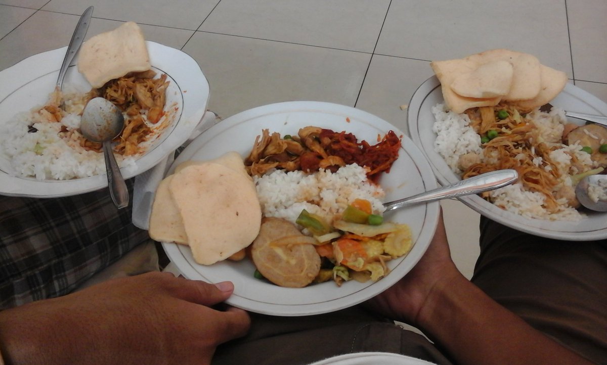 Jangan lupa makan siangnya guys biar kuat puasanyaa...!! Prasmanan dulu kuuy :) #al