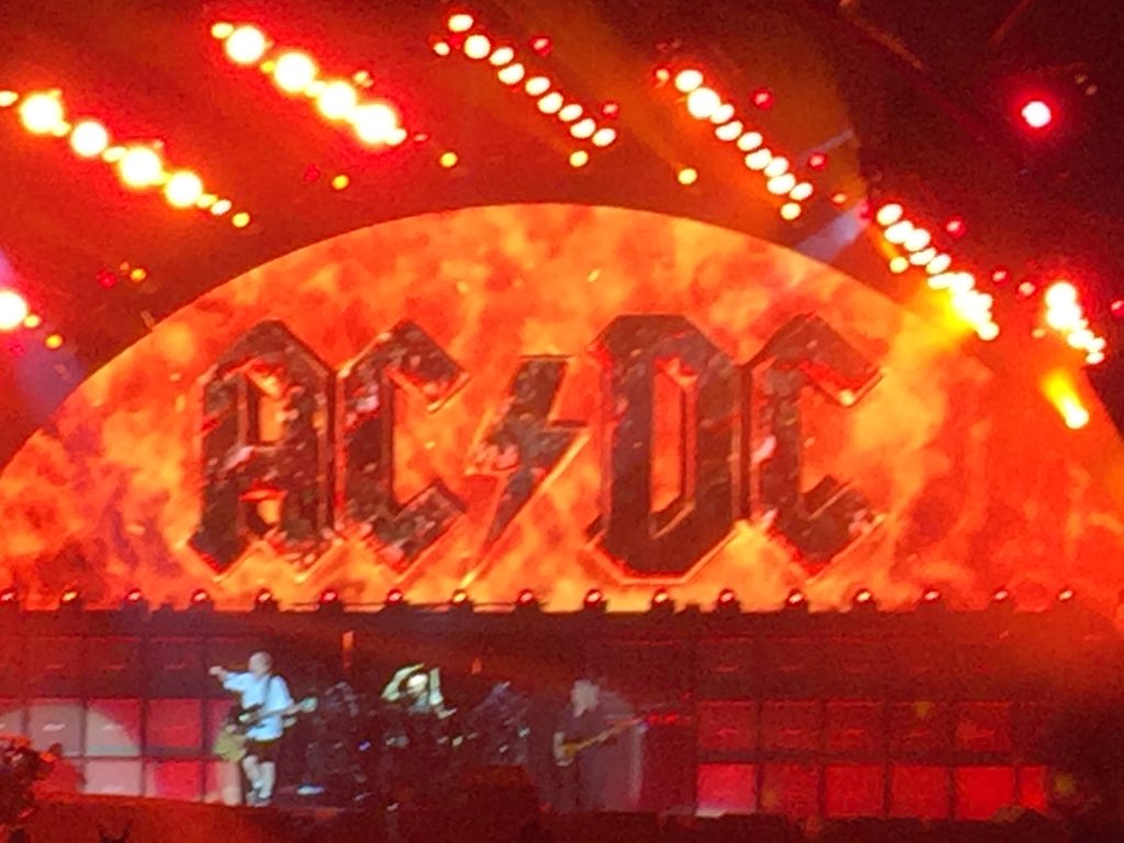thorpey44's tweet photo. Fantastic night🎸🎸🎸🎸 https://t.co/IRkzmI6qzd
