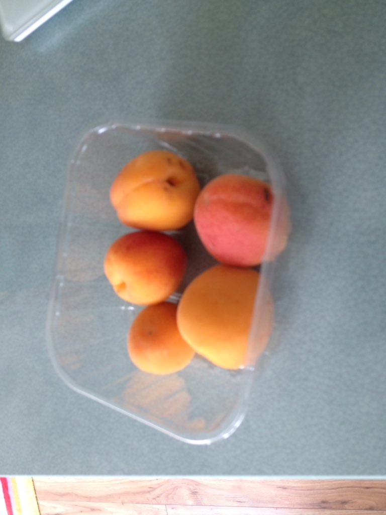 FredRattue's tweet photo. The tiniest apricot crumble @AbelandCole #comeon #bmoregenerous https://t.co/fWc0TsNUt9