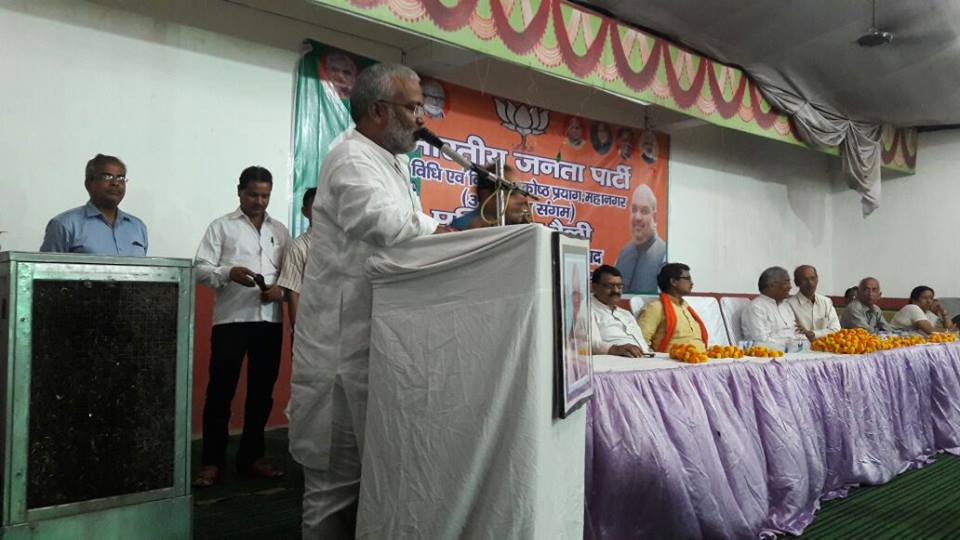 swatantrabjp's tweet image. HC Bar Cncil Pres.ओझा जी,Mhngr Pres. गुप्ता जी की उपस्थिति में श्रवण दुबे की अध्यक्षता में &quot;अधिवक्ता संगम&quot; बैठक