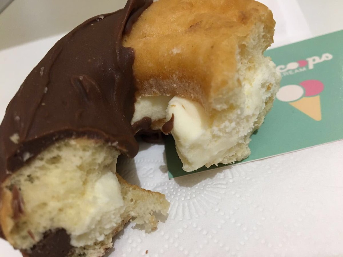 PinkVANILLA_za's tweet photo. Last night @2scoopssa provided treats for  #mmscreening of #centralintelligence.Dipped donut ice cream sandwiches https://t.co/XKmFLFLn4F