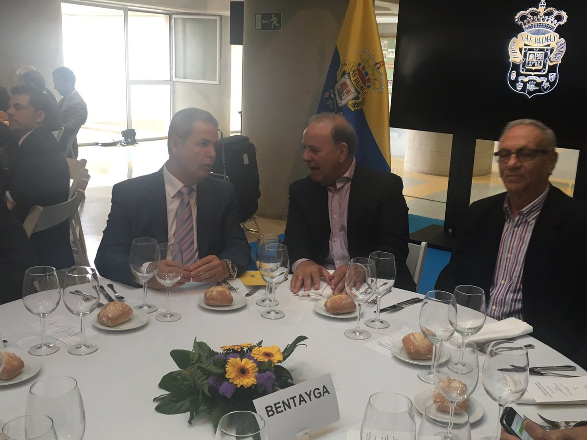 UDLP_Oficial's tweet photo. En estos momentos se celebra el almuerzo institucional de fin de temporada 2015/16, en el Estadio de Gran Canaria. https://t.co/tOXf1ZSGGV