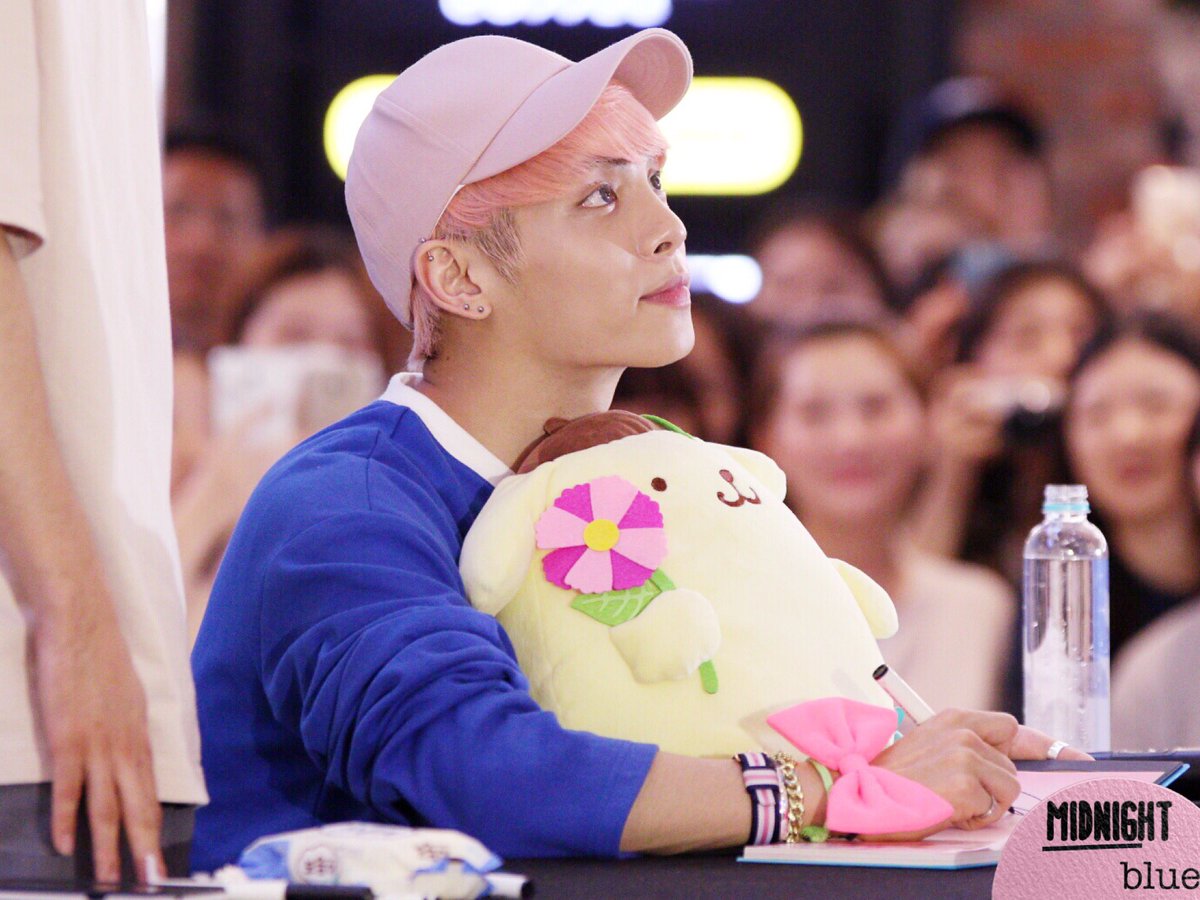 midnightbluejh's tweet photo. 160610 여의도사인회 귀요미랑 귀요미 #종현 #jonghyun #좋아 https://t.co/7UDAhAK25k
