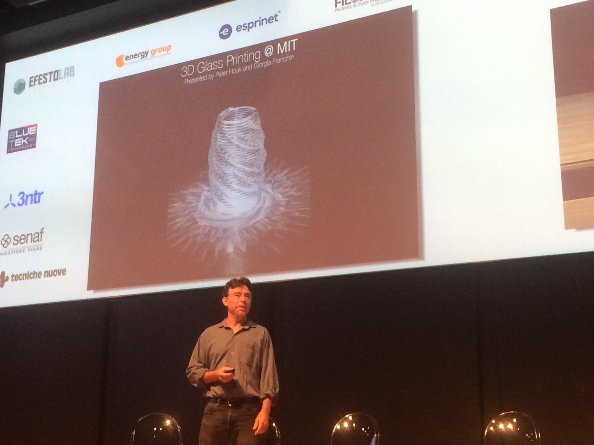 TechnologyHubMi's tweet image. Perer Houk ci racconta come è nata la prima stampante 3D per vetro. #additivetalks