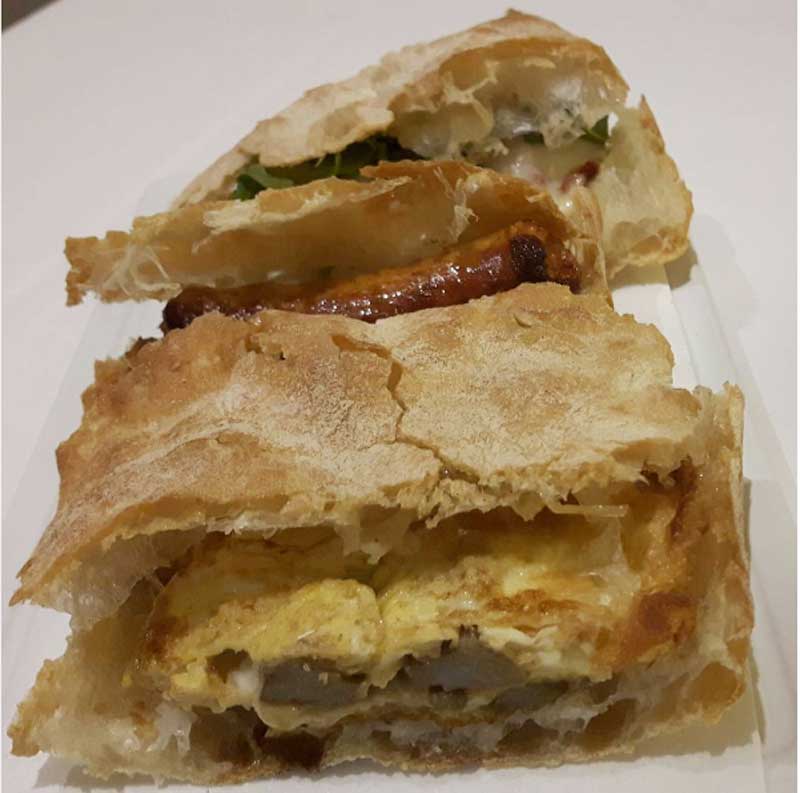 Bocatines de pan de cristal con chistorra, tortilla de alcachofas y papada. Simplemente delicioso.