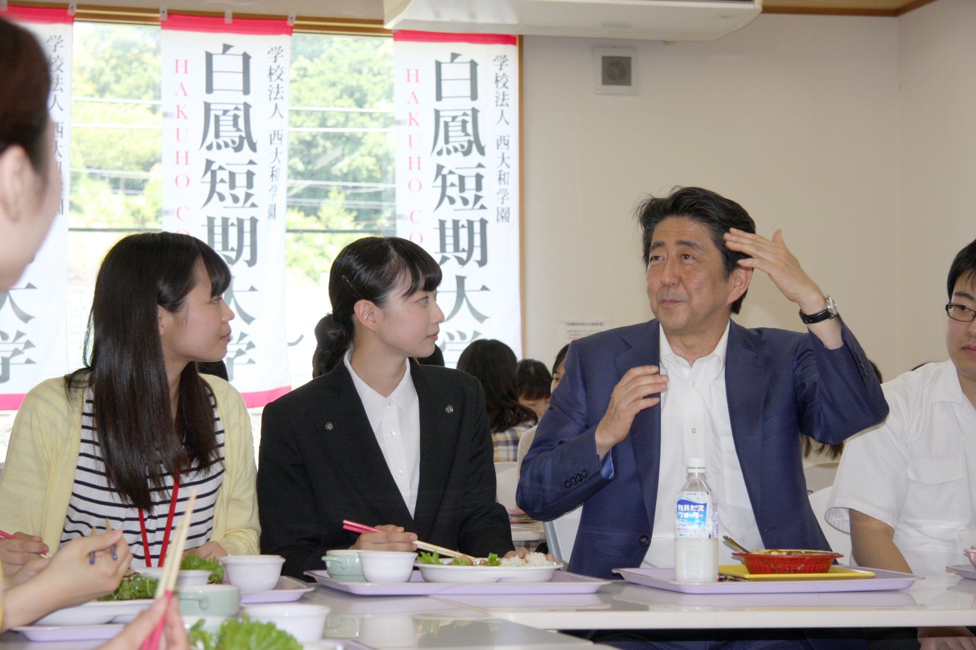 大和大学 白鳳短期大学 公式 大和大学の系列校である白鳳短期大学へ安倍晋三内閣総理大臣が来校されました 白鳳短期大学や西大和学園中学校 高等学校の学生と一緒に食堂で昼食を召し上がり 未来について話し合いました T Co Fefwx4bcun