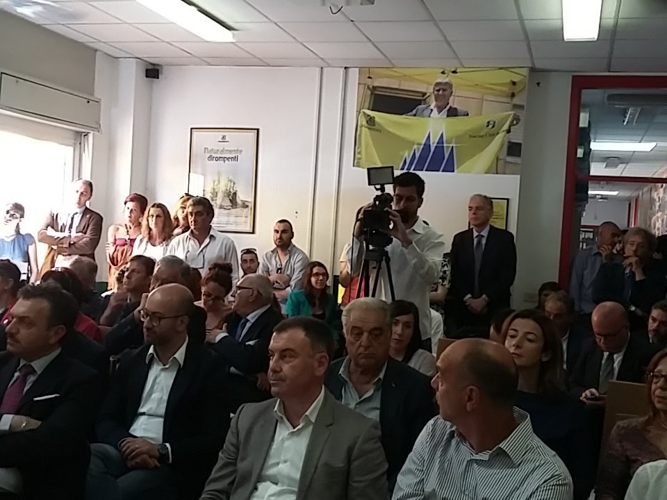 stefanolandi4's tweet photo. Oggi a #Legambiente: mai visto tante vele tutte insieme! Complimenti a tutti i sindaci che le hanno meritate https://t.co/BBqBsb0ilB