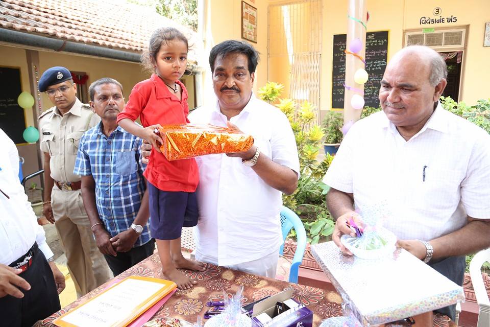 CRPaatil's tweet image. બાળકોનો શાળામાં પ્રવેશ એટલે.....
બાળકોનો નવા જીવનમાં પ્રવેશ.....
શાળાપ્રવેશોત્સવ-૨૦૧૬