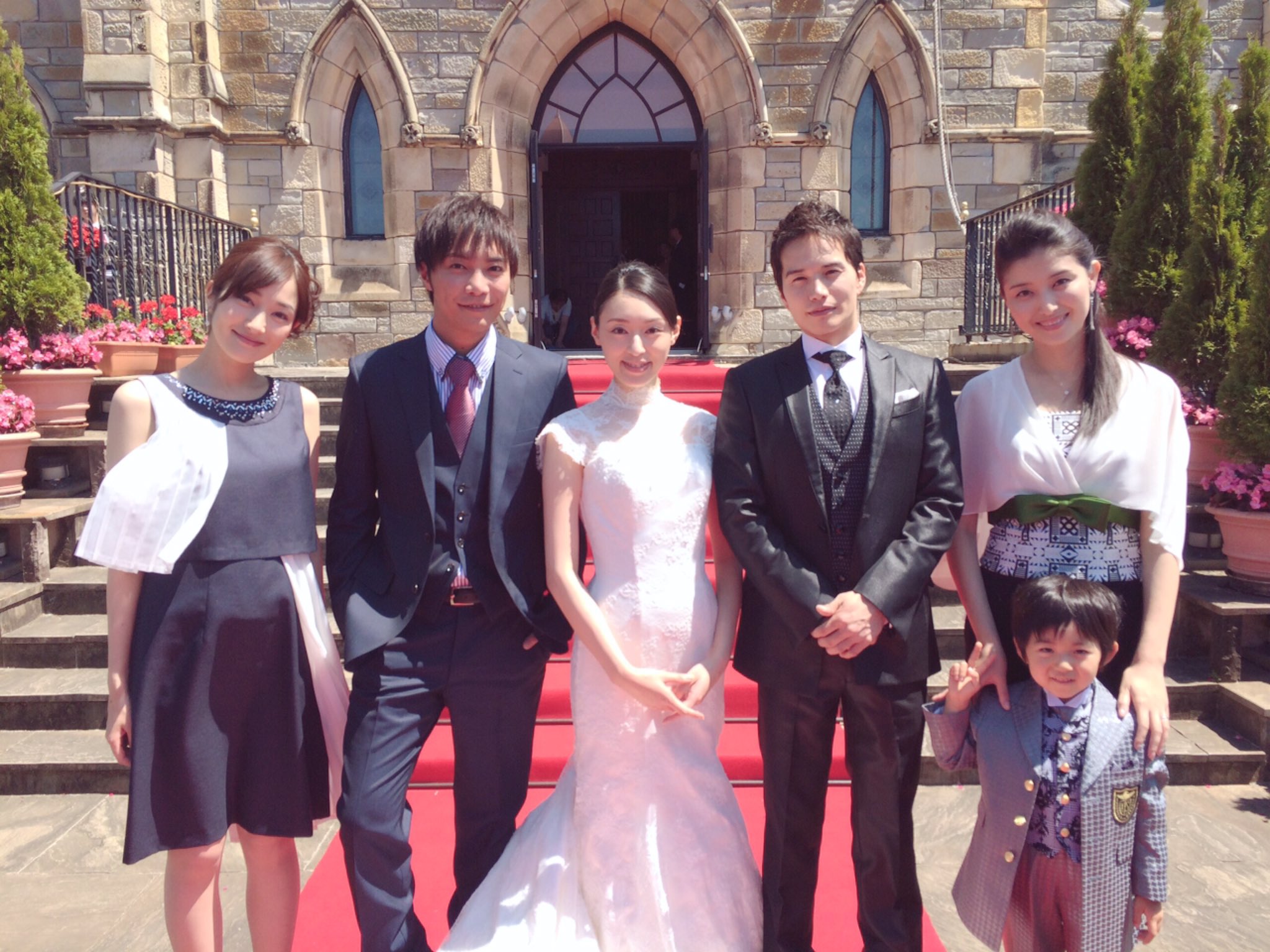 不機嫌な果実 ドラマ公式アカウント 結婚式ロケの日にパシャリ 一見幸せそうですが この結婚式 が波乱を呼ぶ 今夜も公式ツイッタ で 現場の写真やドラマの裏側を リアルタイムでアップしちゃいます 不機嫌な果実 栗山千明 市原隼人 高梨臨 橋本