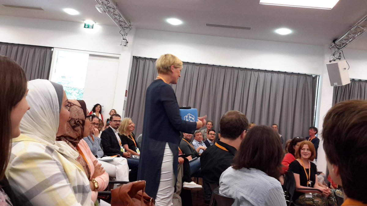 CienAoNatural's tweet photo. Confessions of Science Centres directors and managers. #Ecsite2016 #Hallbc https://t.co/Q4JRi7kQhV