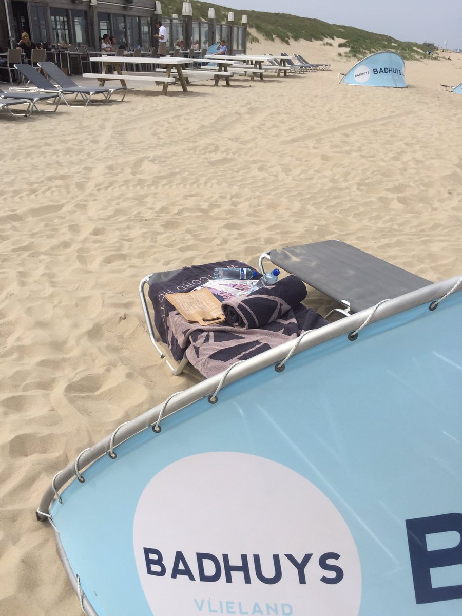 Voor € 12,50 ontvang je het Harry magazine, afvalzakje, water en gebruik van badlakens, 2 strandbedden en windscherm