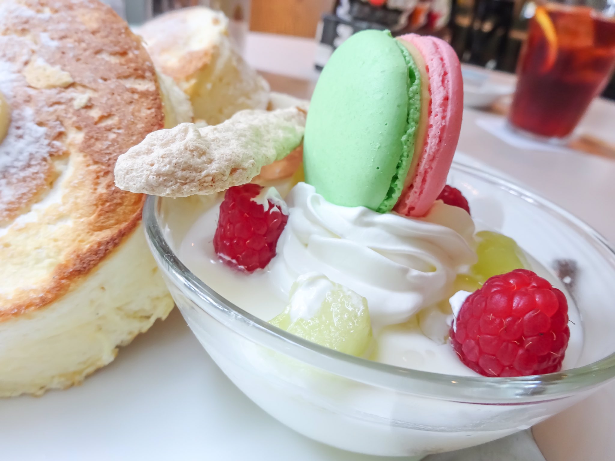 ねぎ パンケーキとカフェ巡り 本日のひとりパンケーキ部 ニューオータニイン東京 The Lounge 大崎 季節限定マスクメロンパンケーキ リコッタチーズのふわふわ贅沢パンケーキとマスクメロンの杏仁プリンそしてアーモンドミルクのマカロン 幸せ過ぎ