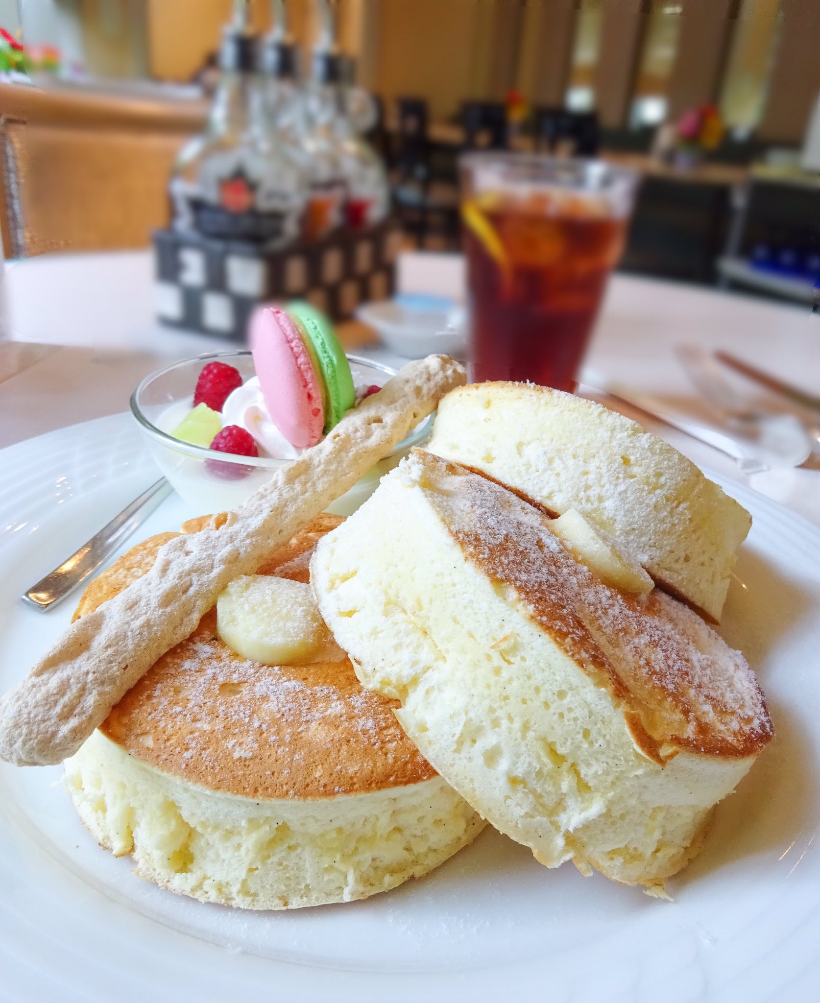 ねぎ パンケーキとカフェ巡り 本日のひとりパンケーキ部 ニューオータニイン東京 The Lounge 大崎 季節限定マスクメロンパンケーキ リコッタチーズのふわふわ贅沢パンケーキとマスクメロンの杏仁プリンそしてアーモンドミルクのマカロン 幸せ過ぎ