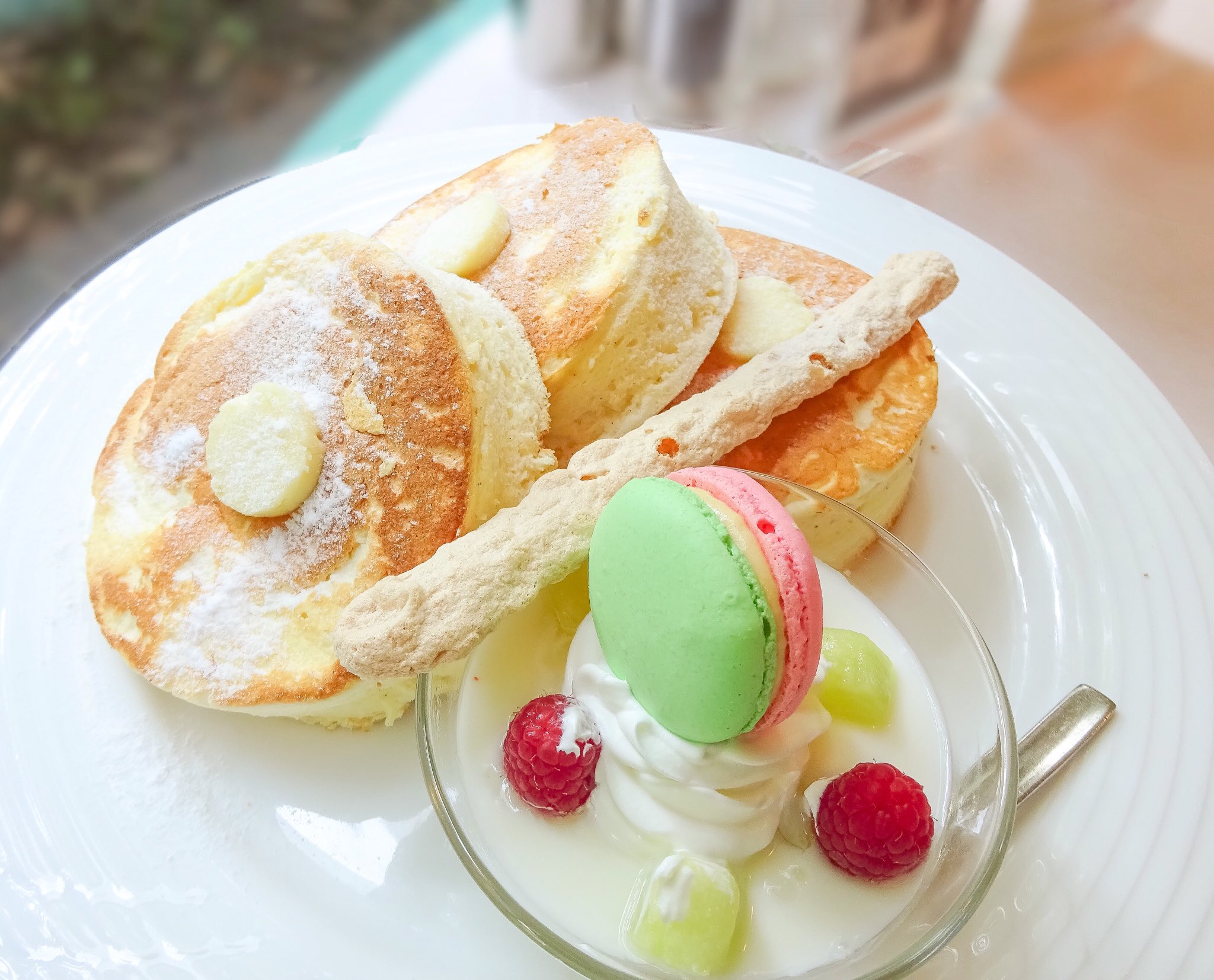 ねぎ パンケーキとカフェ巡り 本日のひとりパンケーキ部 ニューオータニイン東京 The Lounge 大崎 季節限定マスクメロンパンケーキ リコッタチーズのふわふわ贅沢パンケーキとマスクメロンの杏仁プリンそしてアーモンドミルクのマカロン 幸せ過ぎ