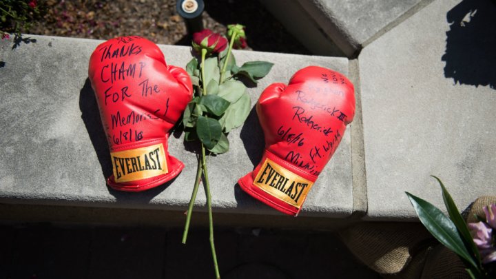 actualite24's tweet photo. Dernier hommage public à la mémoire de Mohamed Ali. https://t.co/2vAlm0FZIP https://t.co/D11PMRHsX9