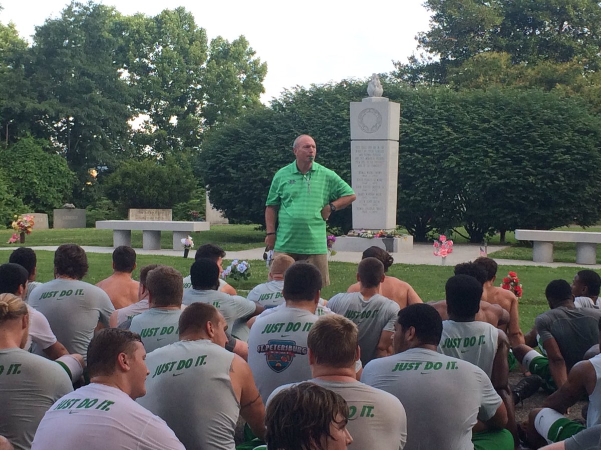 KeithMorehouse's tweet photo. @HerdFB taking part in the annual run to Spring Hill Cemetery https://t.co/fH5k65ghpI