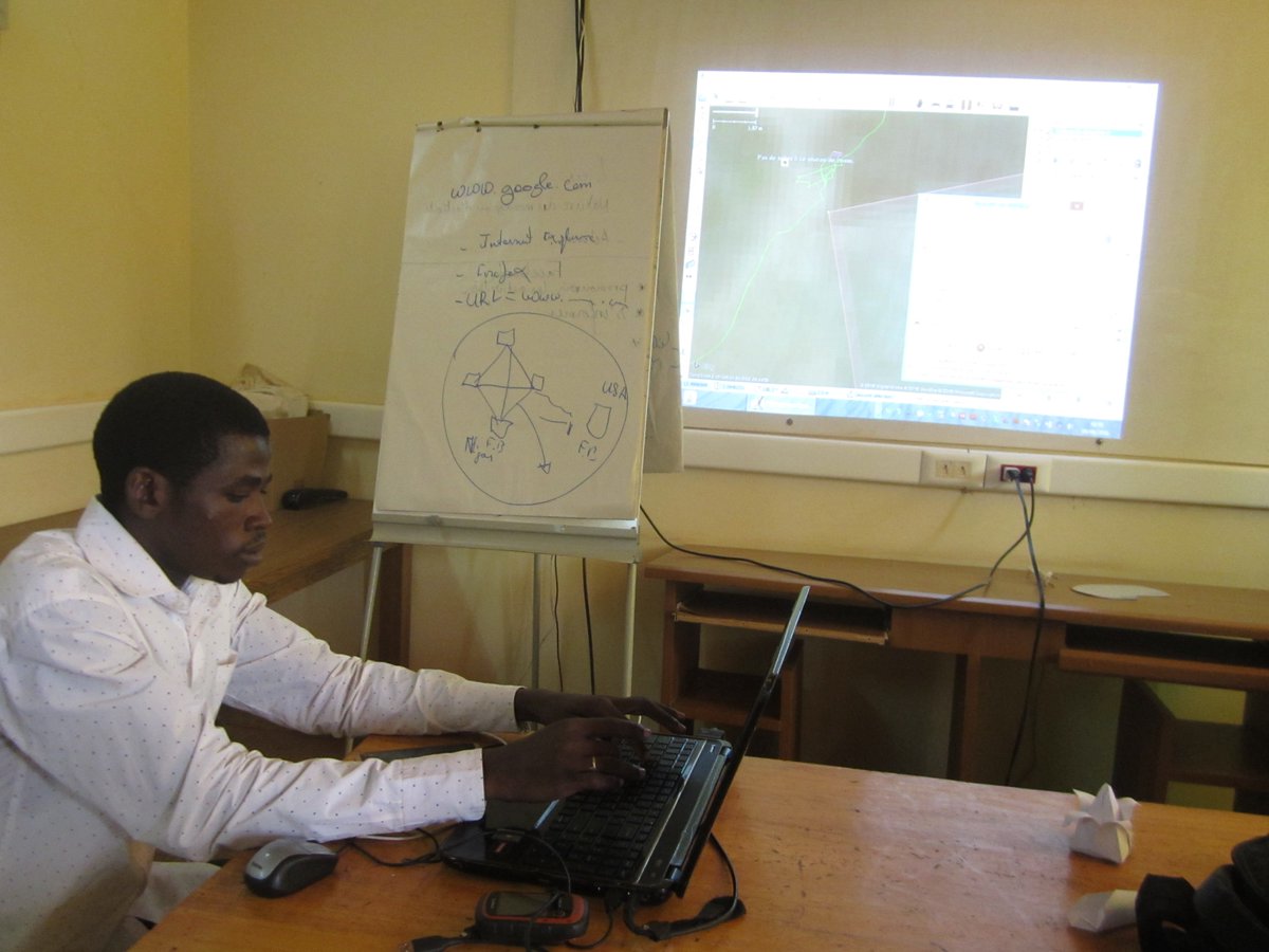 OSMNiger's tweet photo. jr3, la mâtiné commence par un #mappinglibre chaque étudiants Cartographie le lieu de son choix #Map4NE #proetEOF https://t.co/9hwUTXQk6h