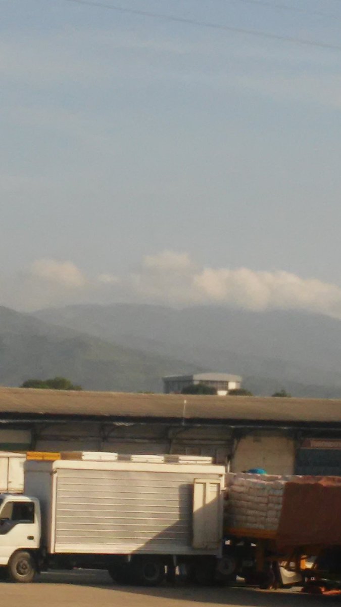 Mamelucho's tweet photo. Orita Viernes 10/06/2016 trasbordo de arroz para desangrar al pueblo xq no me diran q son los clap y el @sundde_ve ? https://t.co/oJTbQD2zMz