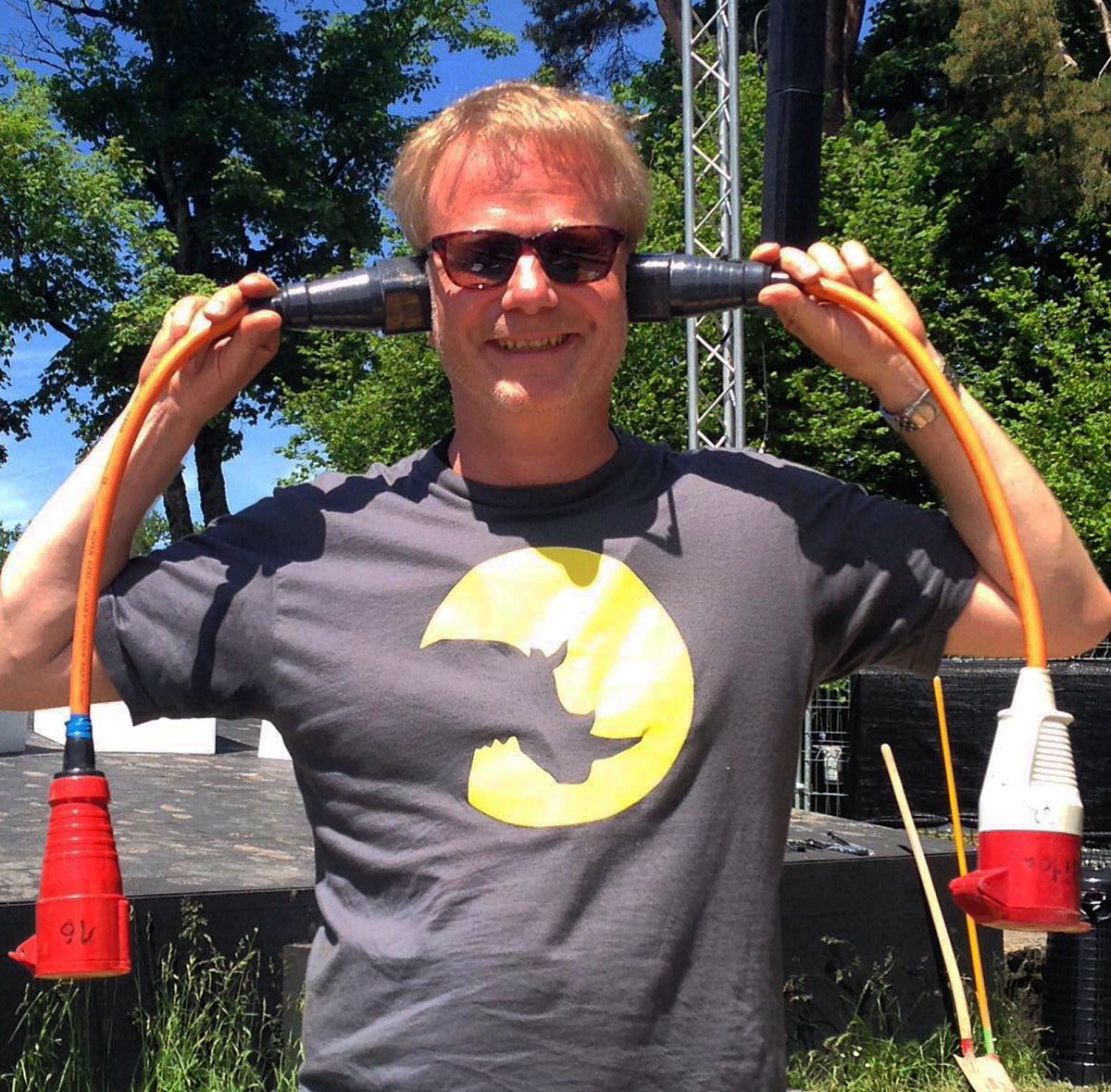 Nashornshirt und elektrische Ohren! Da kann nichts mehr schief gehen! #dienashörner #theatergurten #halsundbeinbruch