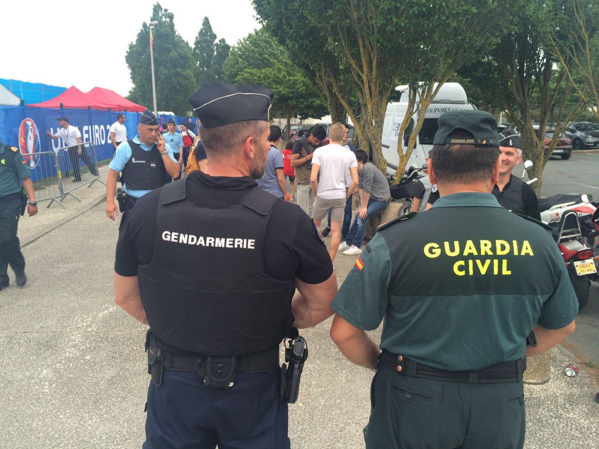 #EURO2016 <a href="/guardiacivil/">Guardia Civil</a> y <a href="/Gendarmerie/">Gendarmerie nationale</a> trabajando codo con codo para que no haya problemas vía <a href="/carrusel/">Carrusel Deportivo</a>