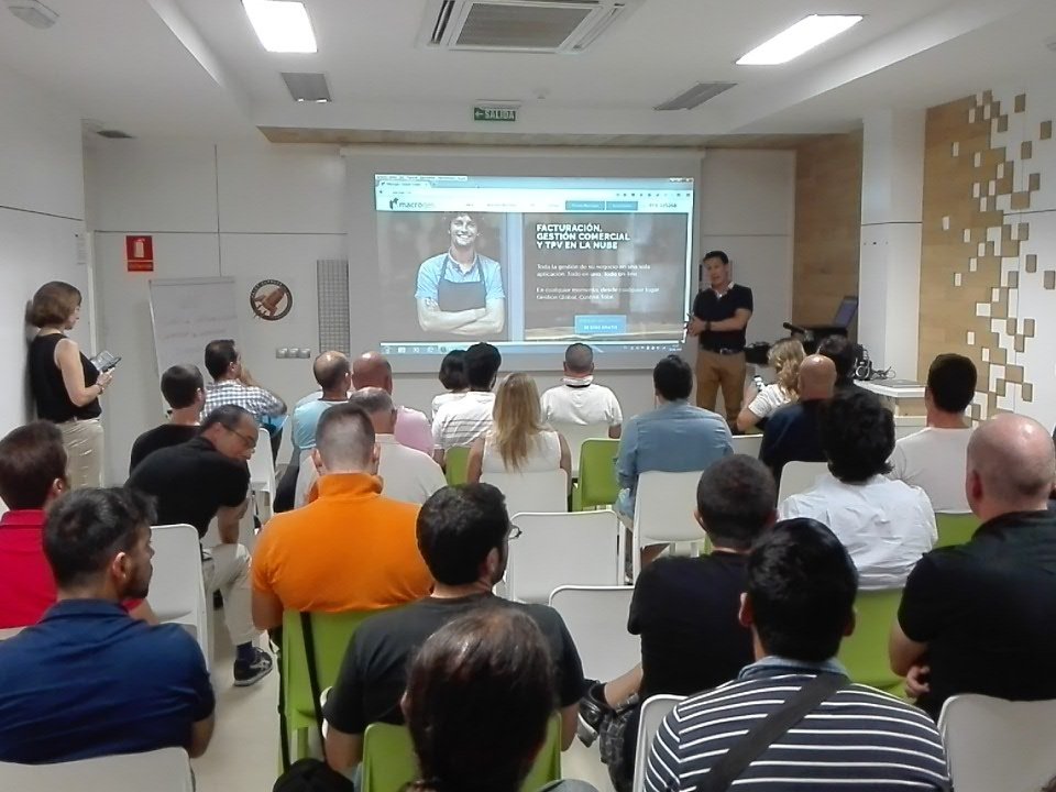 paletcajasiete's tweet photo. Carmelo Pagán en #ViernesPizza, presentando su proyecto #MacroGes, facturación y gestión comercial en la nube https://t.co/Jf1SSFzBgO