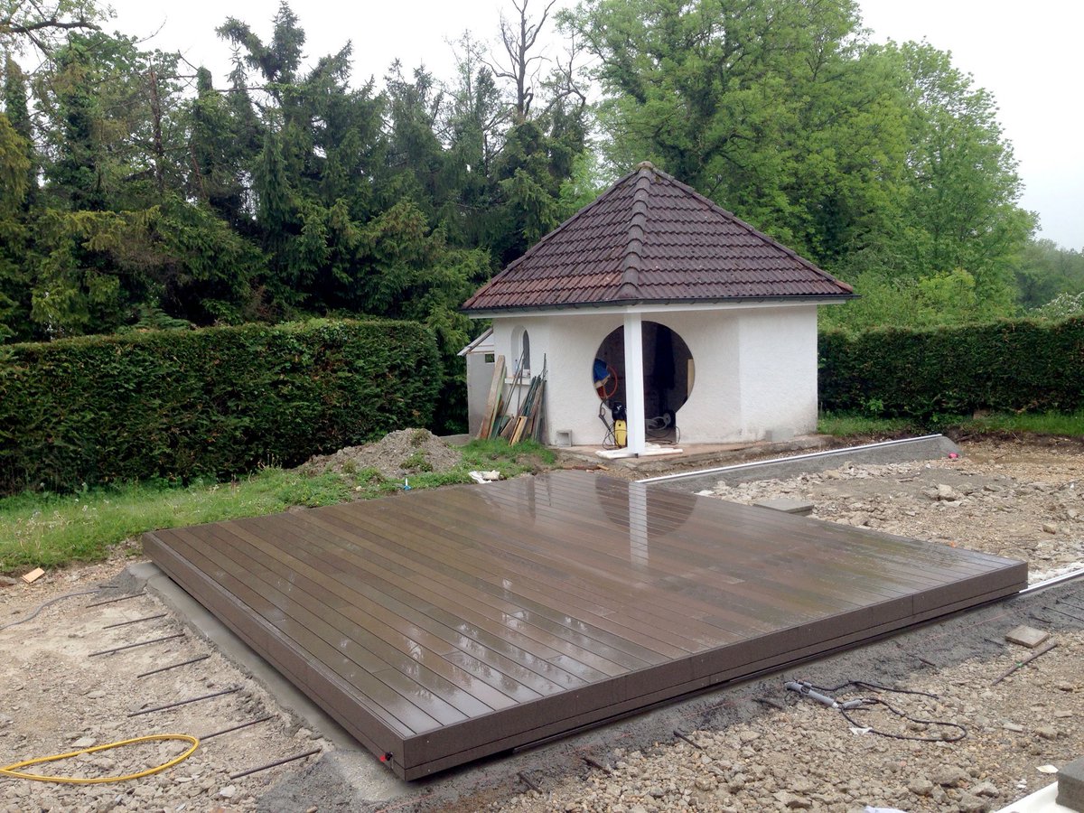 AlkiraTerrasse's tweet photo. Même sous la pluie nos installateurs construisent une belle #terrassemobile !
https://t.co/rqvHN1CFCs https://t.co/mSv4KlFhoM