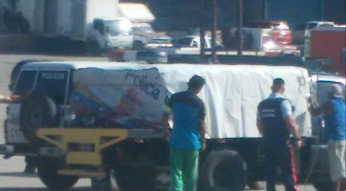 Mamelucho's tweet photo. Bachaqueo activo policia de @poli_carabobo @trafficVALENCIA @sundde_ve https://t.co/iiZrLxjXXW