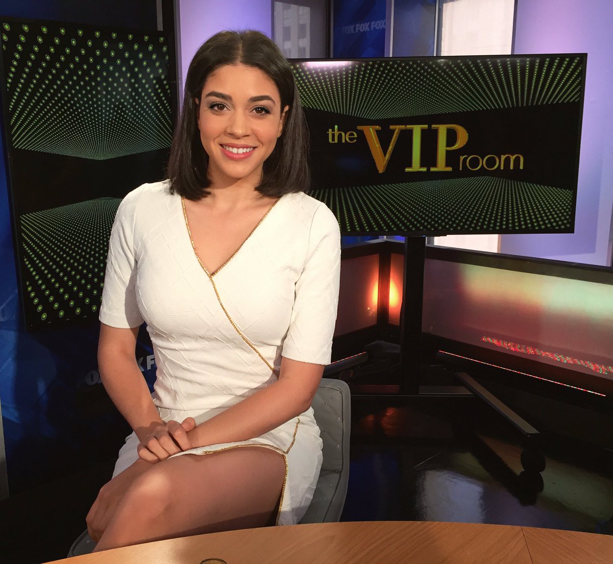 ItsKarinaOrtiz's tweet photo. Thank you to everyone at Fox News Latino's VIP room.Had a blast! 😘 Gracias @ceniany for the beautiful dress! #OITNB https://t.co/PRMmZ43Wm7