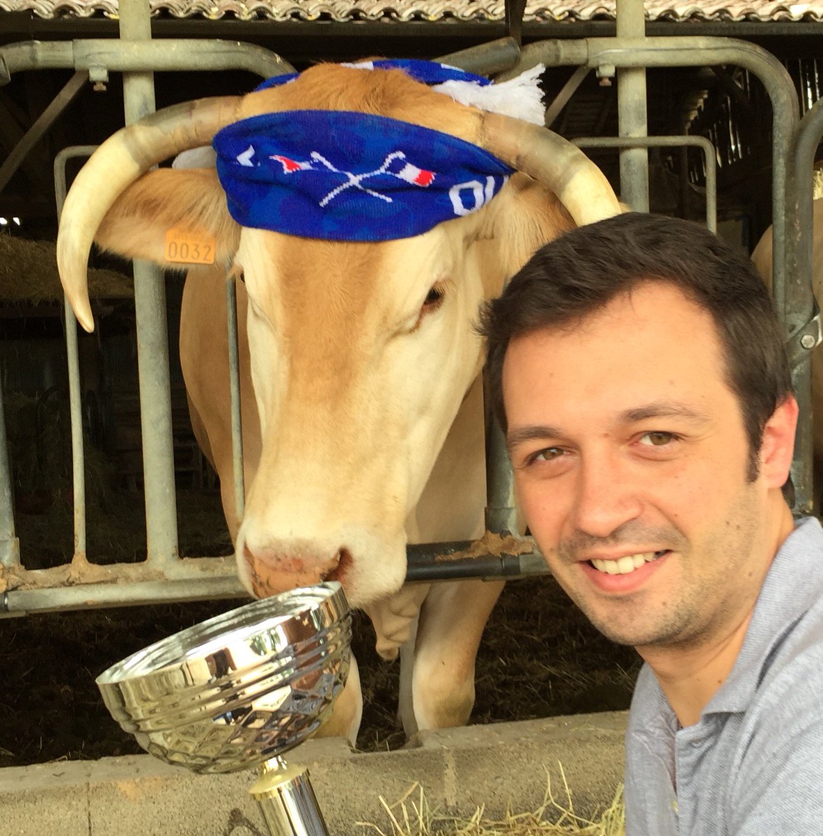 Mirmillon_'s tweet photo. @Mirmillon_ derrière l'équipe de France!!! #EURO2016 #bonheurdepaysan #agridemain https://t.co/r6rE5KWCo2