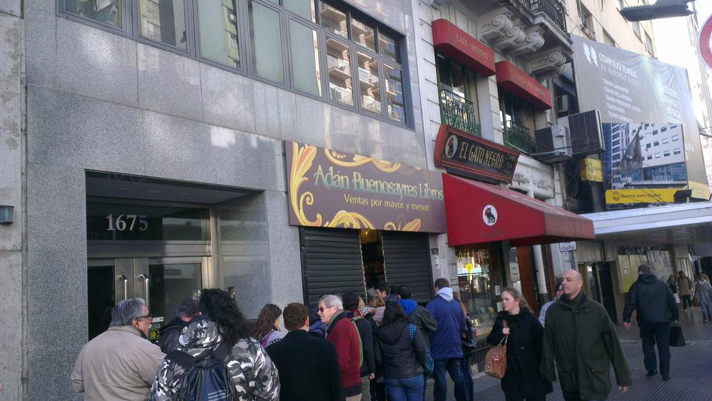 tinalarrea's tweet image. Hay fila para entrar a Adán BuenosAyres, la librería de la Av. Corrientes que cierra por la crisis y remata todo.